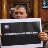 Opozicija transparentima "Mrak u Srbiji " podržala Novu S i N 1 i zaradila opomene 12