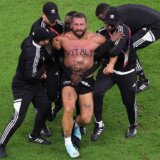 Poznati jutjuber u donjem vešu upao na teren tokom utakmice između Holandije i Argentine 10