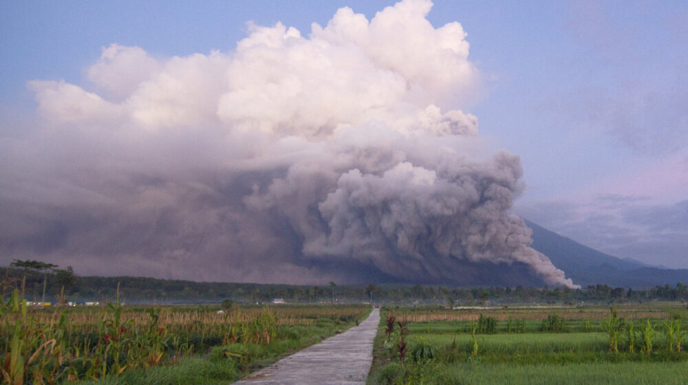 Eruptirao najviši vulkan u Indoneziji 1