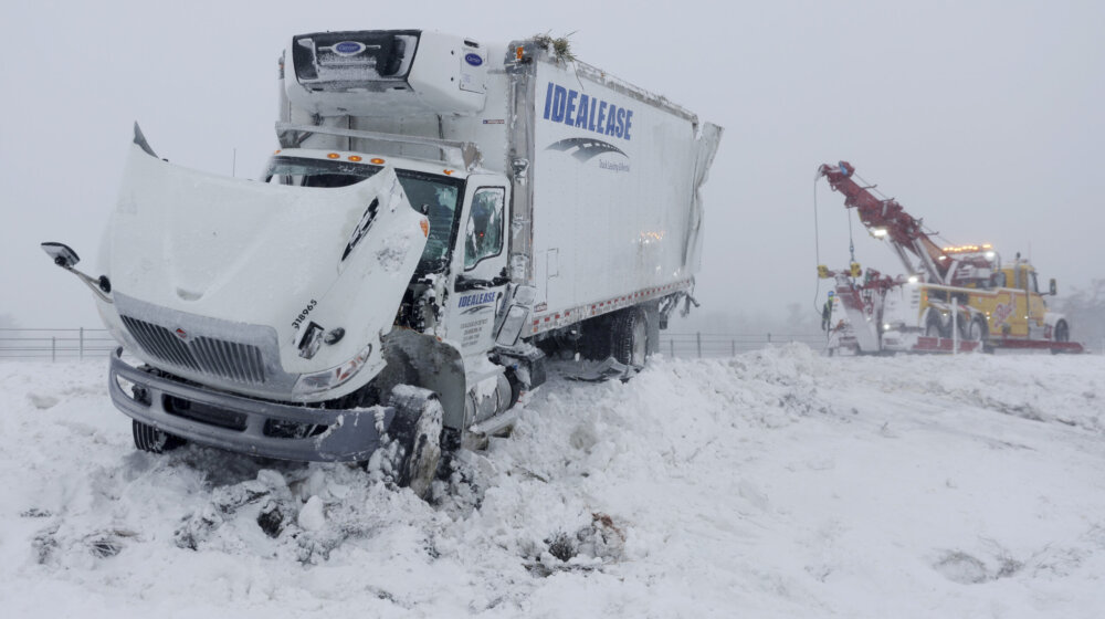 Razorna zimska oluja u SAD opasna po život, napadalo i više od tri metra snega 1