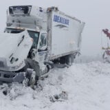 Razorna zimska oluja u SAD opasna po život, napadalo i više od tri metra snega 10