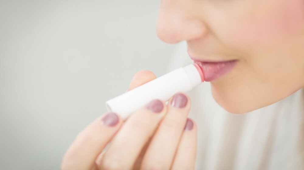 Kako sprečiti isušivanje i pucanje usana tokom zime? 1