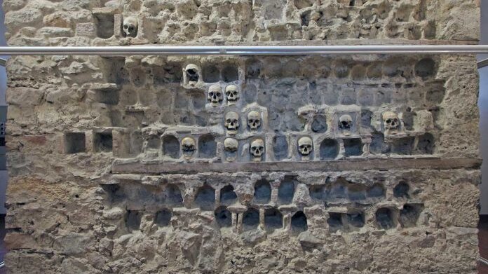 Obnovljeni most i dvorište niške Ćele kule: Spomenik od ljudskih lobanja ugrožavaju zub vremena i vandali 1