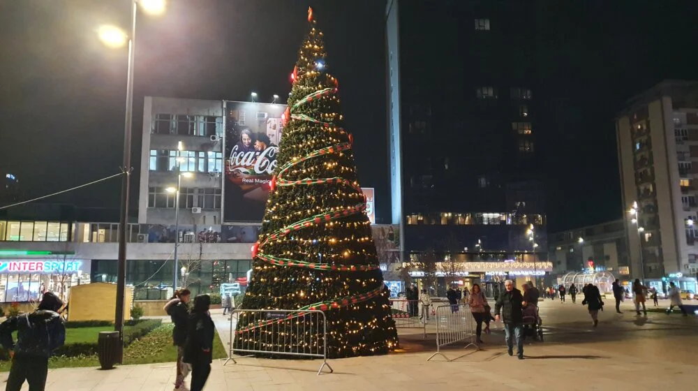 Kako izledaju novogodišnje jelke na gradskim trgovima u Srbiji? (FOTO) 1