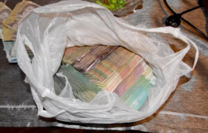 Uz pretnju pištoljem iz kazina u Nišu odneo skoro pola miliona dinara 2 Uz pretnju pištoljem iz kazina u Nišu odneo skoro pola miliona dinara 2