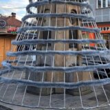 Preko spomen- česme Stevanu Sremcu u Nišu postavljena ukrasna novogodišnja jelka 6