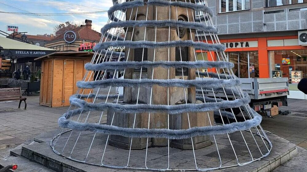 Preko spomen- česme Stevanu Sremcu u Nišu postavljena ukrasna novogodišnja jelka 1