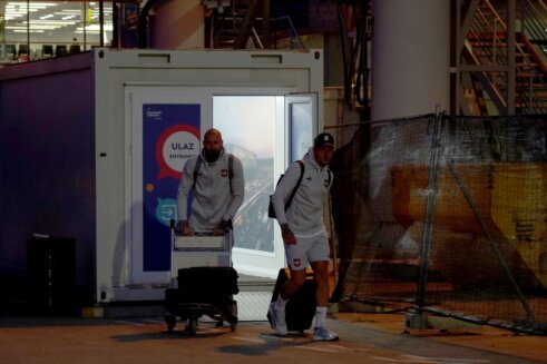 fudbaleri_aerodrom_04122022_0052 Fudbaleri Srbije stigli u Beograd: Kako su "orlovi" dočekani na aerodromu "Nikola Tesla"? (FOTO) 8