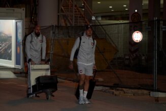 fudbaleri_aerodrom_04122022_0053 Fudbaleri Srbije stigli u Beograd: Kako su "orlovi" dočekani na aerodromu "Nikola Tesla"? (FOTO) 5