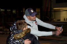 fudbaleri_aerodrom_04122022_0058 Fudbaleri Srbije stigli u Beograd: Kako su "orlovi" dočekani na aerodromu "Nikola Tesla"? (FOTO) 10