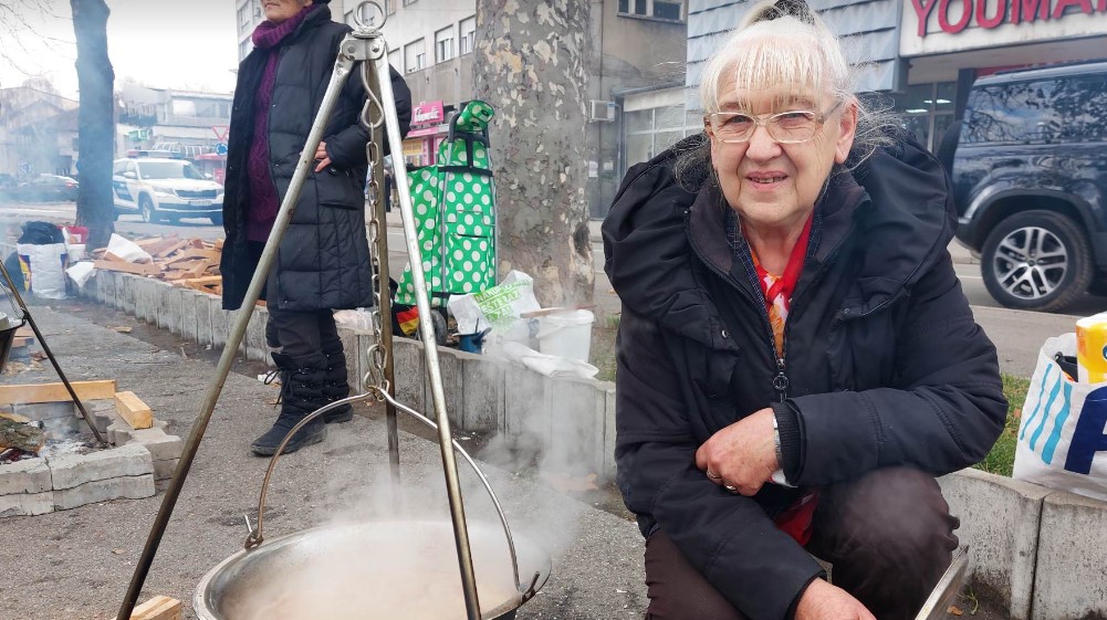 Kako se priprema Svadbarski kupus, i kakva je budućnost šivača: Novogodišnji bazar u Zaječaru 5 Kako se priprema Svadbarski kupus, i kakva je budućnost šivača: Novogodišnji bazar u Zaječaru 5