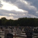 Koliko koštaju sahrane u Srbiji i gde ljudi sahranjuju svoje najmilije po selima: Pojedini sami kopaju rake da bi uštedeli 2