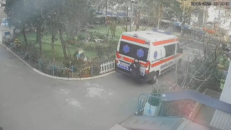 (VIDEO) Sanitetsko vozilo Hitne pomoći oborilo stariju ženu, pokrenut disciplinski postupak 1