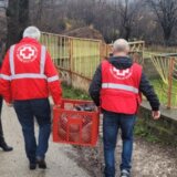 Osuđenici Okružnog zatvora u Zaječaru, koji su prošli pekarsku obuku, pripremili i podelili humanitarne obroke deci 7