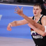 Jokić zabeležio tripl-dabl, pa učio Šakila O’Nila kako da priča srpski jezik (VIDEO) 12