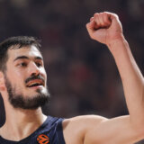 Navijač Crvene zvezde gađao Nikolu Kalinića čašom posle meča u „Pioniru“ (VIDEO) 10