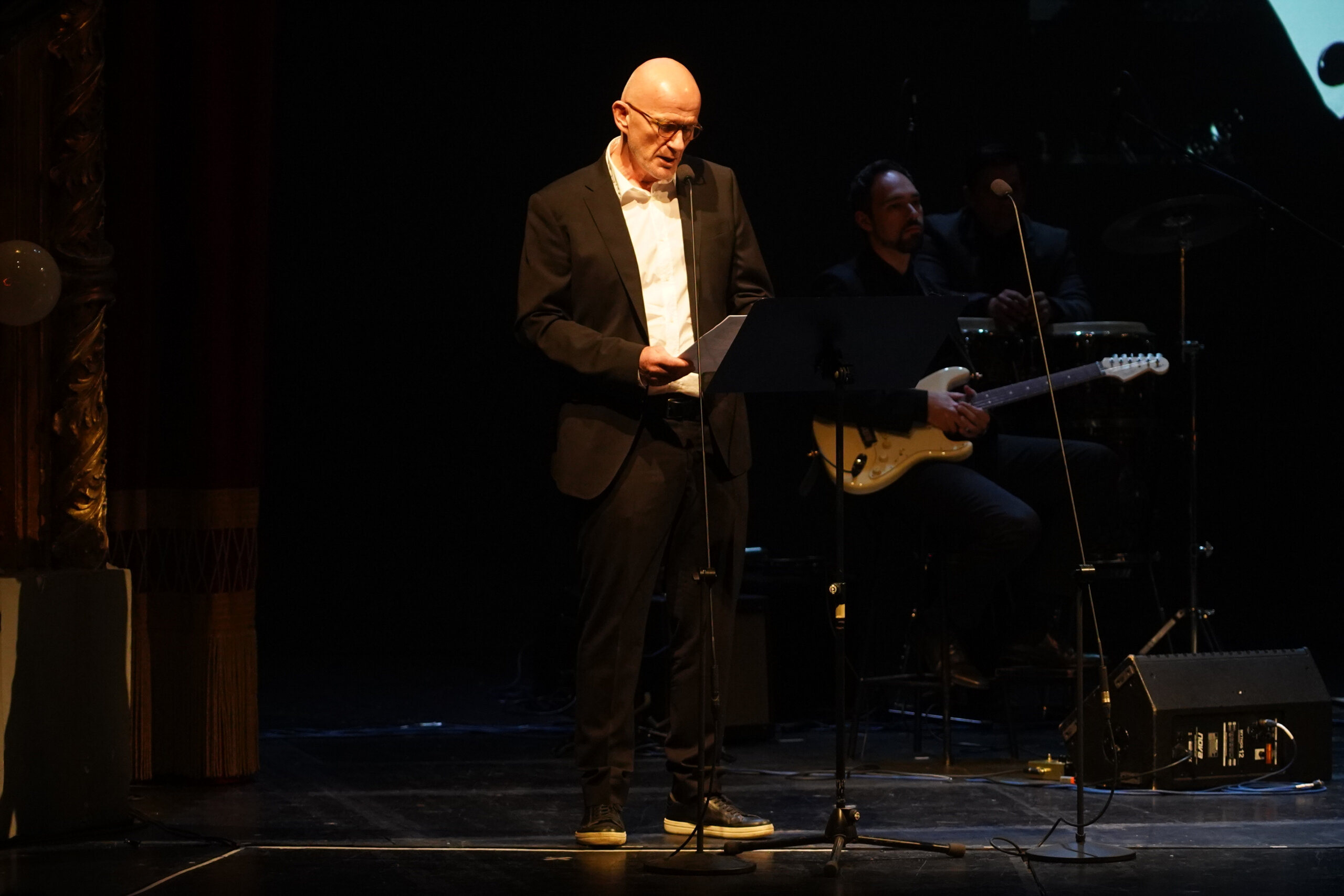 Emotivan oproštaj od velikog Massima: Brojni poznati došli na komemoraciju legendarnog muzičara 2 Emotivan oproštaj od velikog Massima: Brojni poznati došli na komemoraciju legendarnog muzičara 2