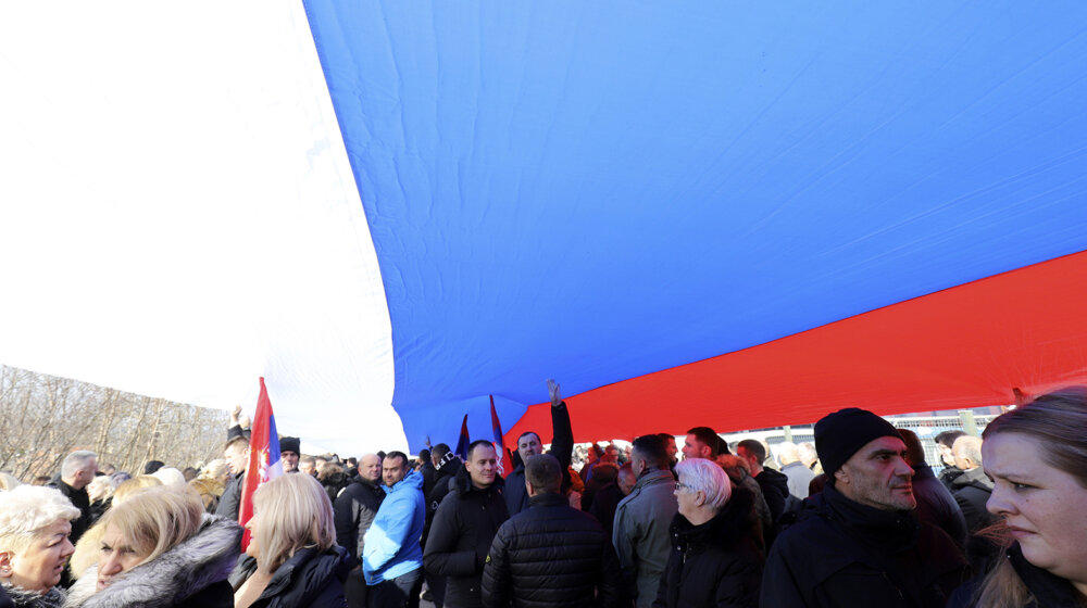 Protest Srba u Rudaru završen posle sat vremena: Razvijena srpska zastava od 250 metara 1