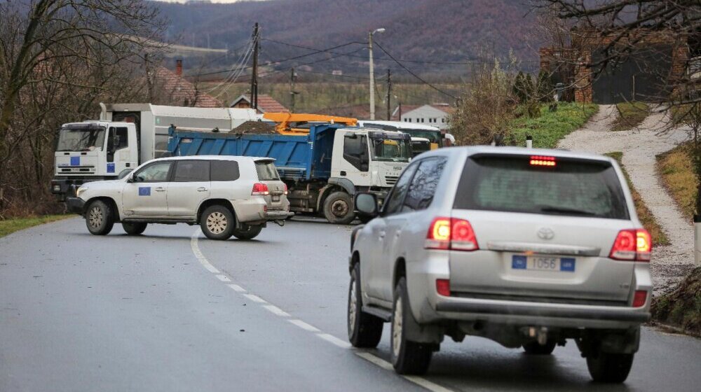 Sever Kosova i dalje blokiran: Srbi na barikadama, škole ne rade, ne zna se ko je pucao u Rudaru 1