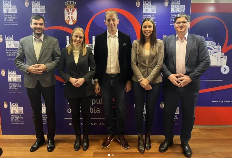 Mladi lideri naprednjaka na Kapitol Hilu: Marko Đurić se pohvalio i učešćem kolega iz opozicije 1