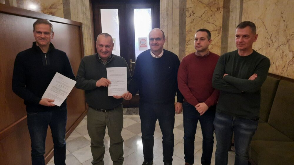 Opozicija predala zahtev za smenu Siniše Malog 1