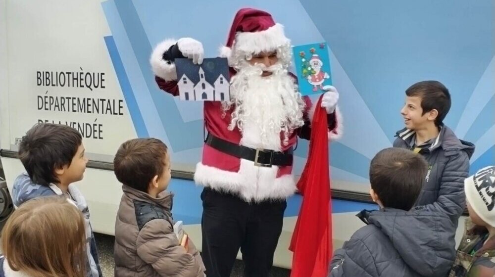Kladovo: Deda Mraz putuje i bibliobusom 1