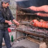 Praznična trpeza skuplja nego prošle godine: Kolike su cene svežeg i spremljenog mesa, a kolike ribe? 3