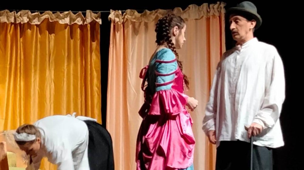 Predstava zaječarskog teatra "Pokondirena tikva" izvedena u Prijedoru 1