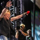 Nisam želeo nikog da povredim - Pevač grupe Guns N' Roses prestaje sa tradicijom bacanja mikrofona u publiku nakon incidenta 3