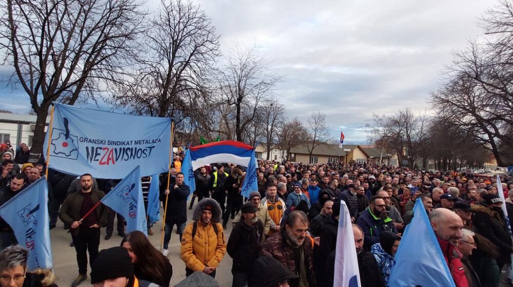 Počeo protest radnika ispred Ziđin Kopera 1