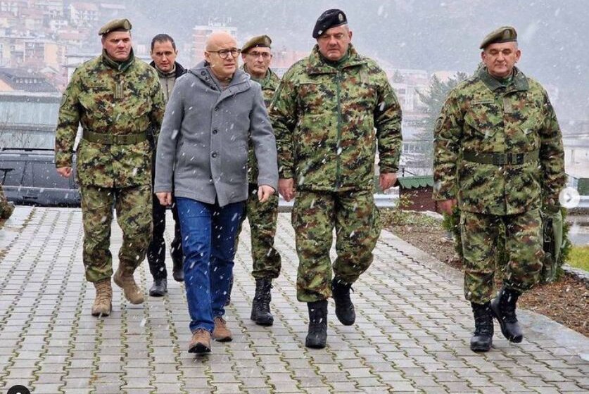 Miloš Vučević stigao u Rašku, obilazi vojnike u kasarni "Stefan Nemanja" 1