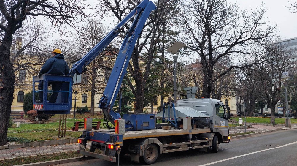 U Zaječaru počelo postavljanje dekorativne rasvete 1