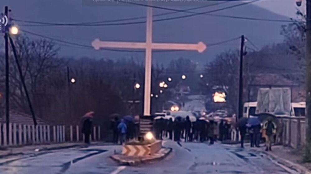 Srbi 12. dan na barikadama, za 22. decembar najavljen "najveći protest" kod Krsta u Rudaru 1