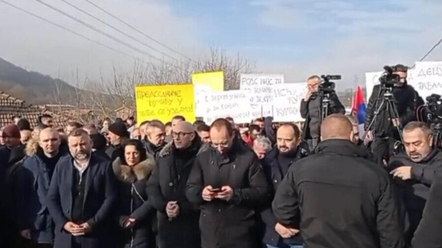 Protest Srba u Rudaru završen posle sat vremena: Razvijena srpska zastava od 250 metara 3