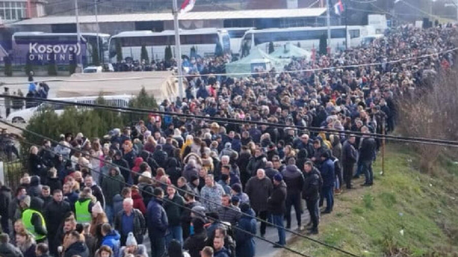 Protest Srba u Rudaru završen posle sat vremena: Razvijena srpska zastava od 250 metara 4