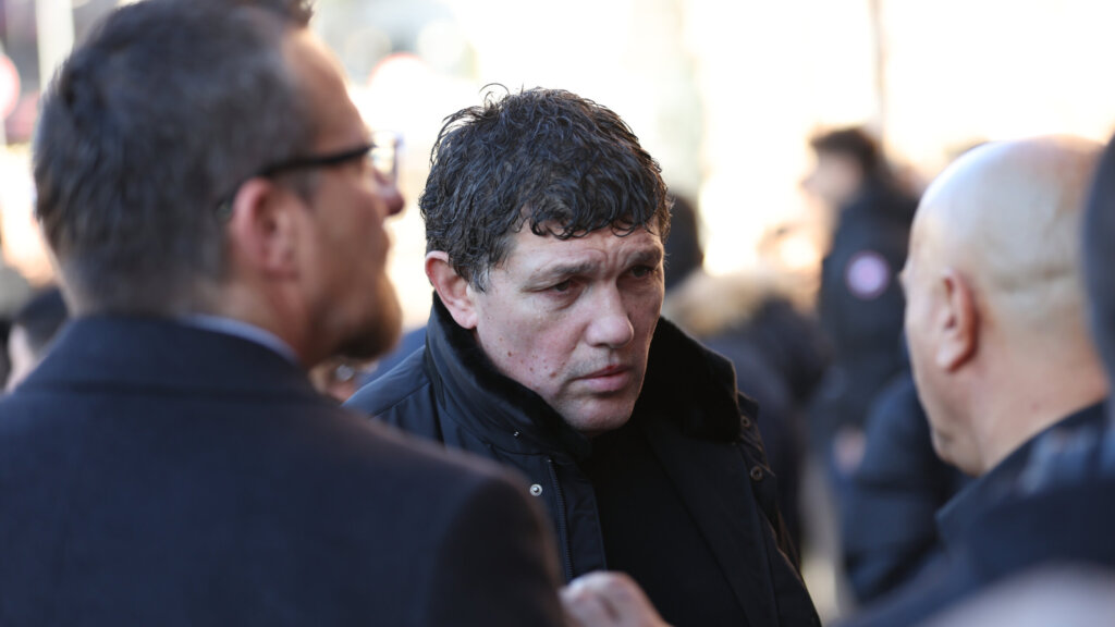 Sahranjen Siniša Mihajlović: Navijači bakljama, pesmama i aplauzom poslali poslednji pozdrav legendi fudbala (VIDEO) 4