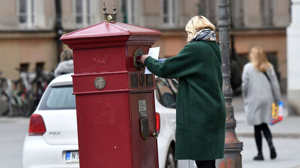 Koliko ljudi i dalje šalje novogodišnje čestitke poštom? (VIDEO) 1