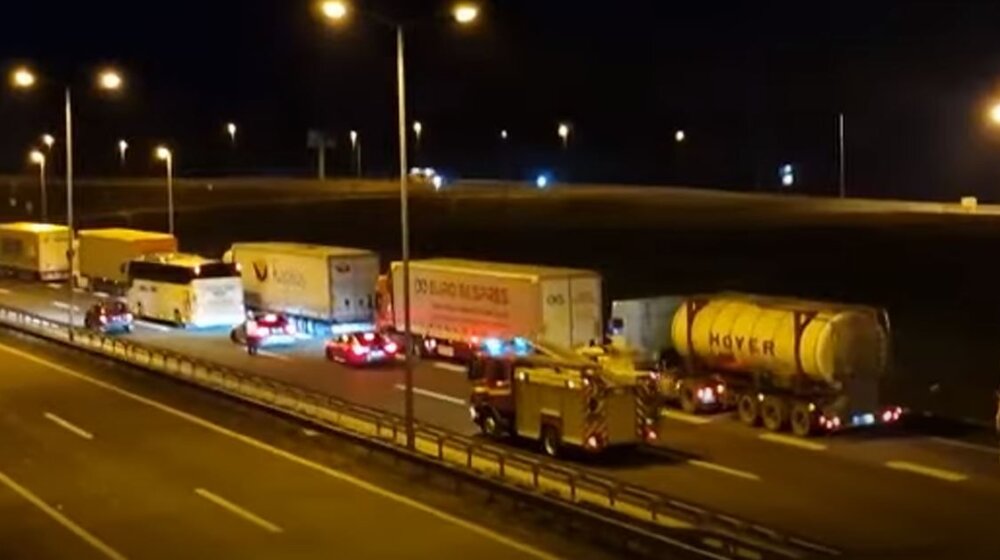 Prevrnuo se vagon-cisterna sa amonijakom: U bolnici 51 osoba zbog simptoma trovanja, zatvoren auto-put, policija apeluje da se ne izlazi napolje 1