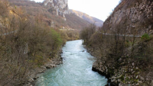 Vozilo skliznulo u Lim kod Priboja, dva putnika uspela da se izvuku (VIDEO) 1