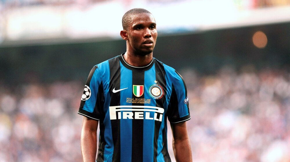 Samjuel Eto ispred stadiona u Dohi udario i oborio muškarca na zemlju 1