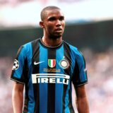 Samjuel Eto ispred stadiona u Dohi udario i oborio muškarca na zemlju 13