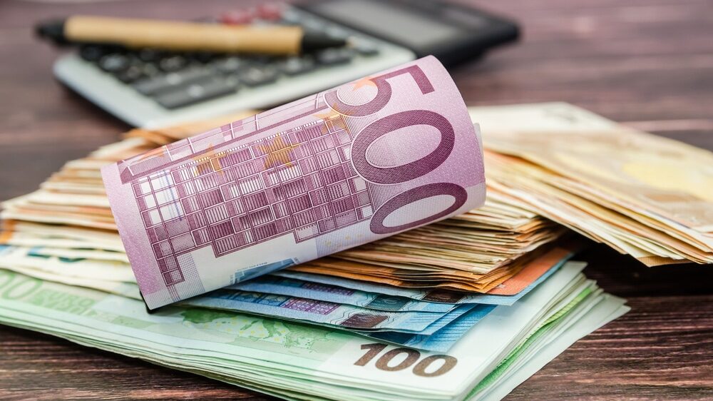 Da li Vučić zaista koristi EU kao bankomat, kako tvrdi evroposlanik, ili je više kasica-prasica? 5 Da li Vučić zaista koristi EU kao bankomat, kako tvrdi evroposlanik, ili je više kasica-prasica? 5