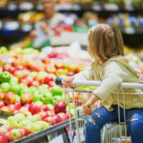 Postoji mudar razlog zašto se povrće i voće nalazi odmah na ulazu u radnju: Trik na koji pada svaki kupac 8