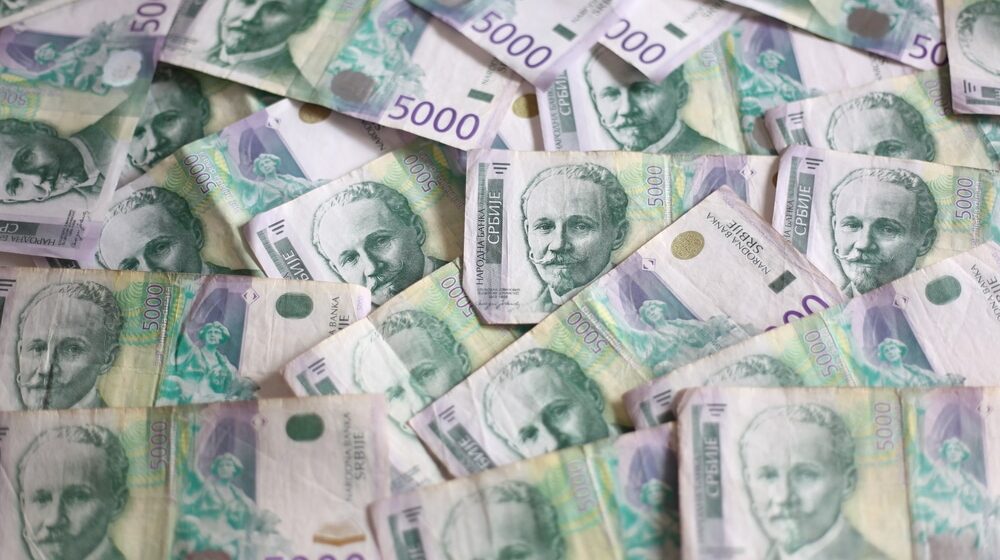 Da li pomoć od 5.000 dinara rešava probleme mladih u Srbiji ili je reč o unapred "bačenom" novcu? 1