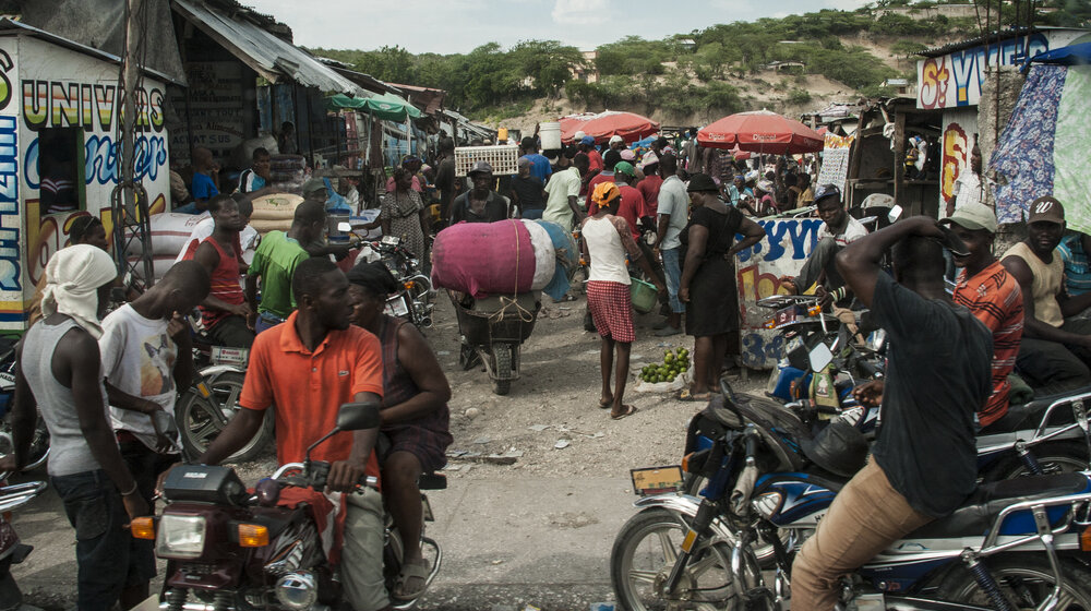 Bande preuzele Haiti: Siluju žene, muškarce muče otopljenom plastikom 1