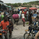 Bande preuzele Haiti: Siluju žene, muškarce muče otopljenom plastikom 7