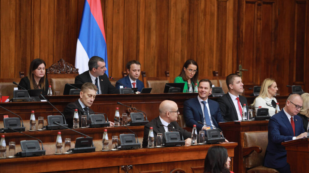 Okršaji vlasti i opozicije u parlamentu - poljupci, erotski pogledi i budžet 1