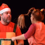 U Zaječaru premijerno odigrana predstava "Novogodišnja škola za klovnove" 6