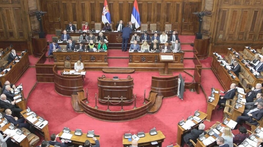 Sednica skupštine o budžetu: Ćuta delio letke premijerki i ministrima, pa zaradio opomenu 1