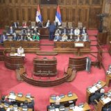 Sednica skupštine o budžetu: Ćuta delio letke premijerki i ministrima, pa zaradio opomenu 12